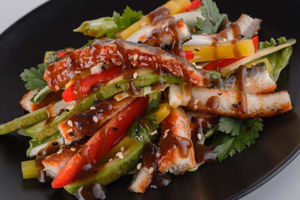 salat ugor avakado 1024x683 - Салат с копченым угрем и авокадо