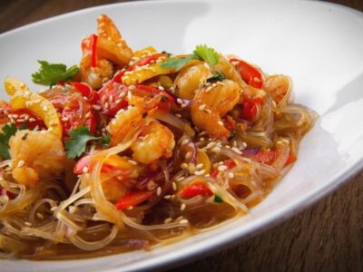 Фунчоза с креветками и овощами